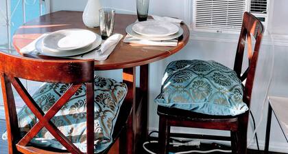 Charming Urban Cottage in LA’s Newest Hotspot-close to LAX, SOFI, WiFi, AC……