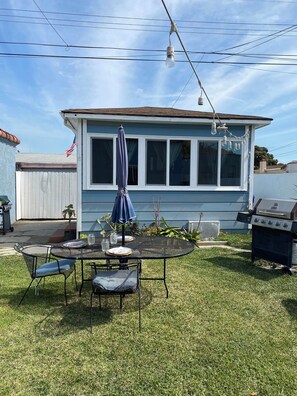 Outdoor dining - Charming Urban Cottage in LA’s Newest Hotspot-close to LAX, SOFI, WiFi, AC…… (Los Angeles)