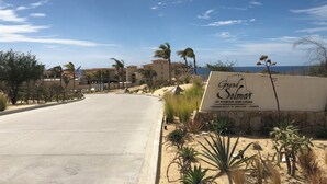 Schild eines Resorts mit der Aufschrift 'Grand Solmar' und 'Resort Golf & Spa Los Cabos'.