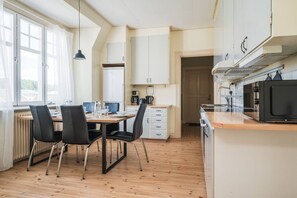 Fridge, microwave, oven, stovetop - Comfort Meets Style in Central Norberg (Västmanlands län)