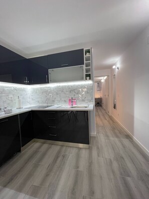 Fridge, microwave, stovetop, dishwasher