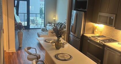 Luxury 1-bedroom condo with skyline city view with patio and balcony access
