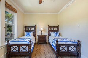 3 Schlafzimmer, Schreibtisch, Bügeleisen/Bügelbrett, Reisekinderbett
