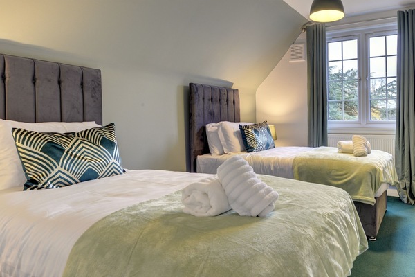 2 habitaciones, tabla de planchar con plancha, wifi y ropa de cama