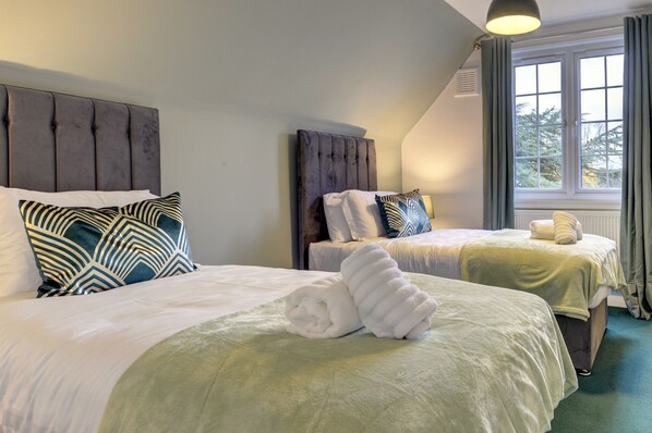 2 habitaciones, tabla de planchar con plancha, wifi y ropa de cama