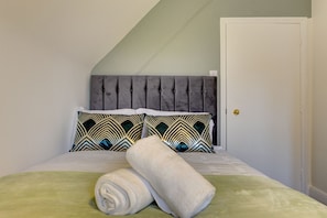 2 bedrooms, iron/ironing board, WiFi, bed sheets