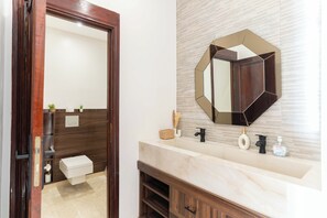 Haartrockner, Handtücher, Seife, Toilettenpapier