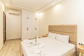 5 bedrooms, iron/ironing board, internet, bed sheets - Villa in the heart of Marrakech city center, with a private pool. (Marrakesh)