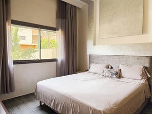 5 bedrooms, iron/ironing board, Internet, bed sheets