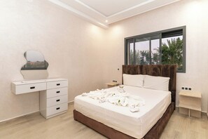5 bedrooms, iron/ironing board, Internet, bed sheets