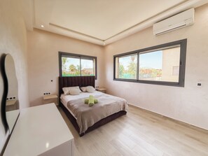 5 bedrooms, iron/ironing board, internet, bed sheets