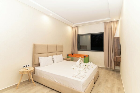 5 bedrooms, iron/ironing board, Internet, bed sheets