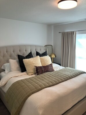 3 habitaciones, tabla de planchar con plancha, wifi y ropa de cama 