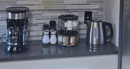 Cozy RV camper/gateway in charming Pacific with AC