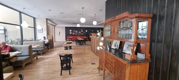 Un intérieur moderne avec des meubles en bois, un coin bar et un espace salon.