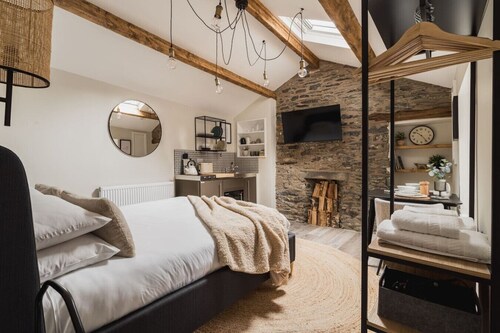 Ferry View Studio with Hot Tub and Parking