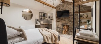 Ferry View Studio with Hot Tub and Parking