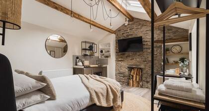 Ferry View Studio with Hot Tub and Parking