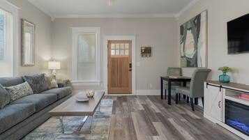 Smart-TV, Kamin, Bücher, Stereoanlage