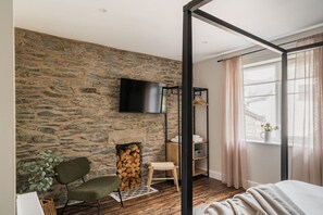 2 chambres, fer et planche à repasser, lit de bébé portatif