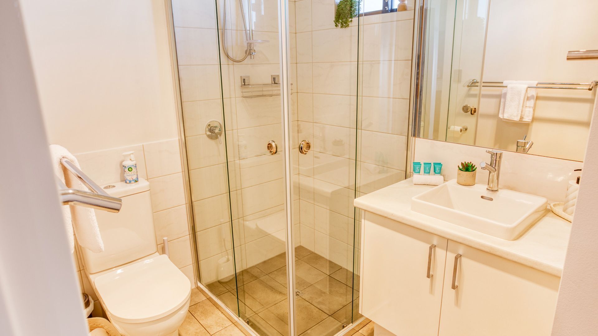 Een douche, een haardroger, handdoeken