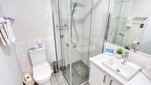 Douche, sèche-cheveux, serviettes fournies