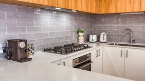 Fridge, microwave, oven, stovetop - GeoBay Stay – Modern Comfort by the Coast (Geographe)