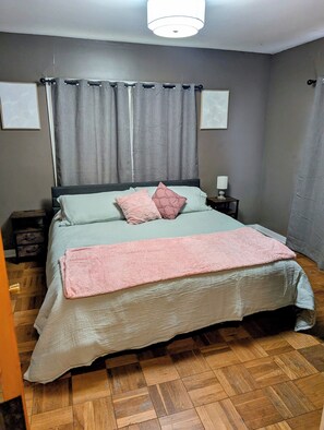 2 bedrooms, iron/ironing board, WiFi, bed sheets - Cozy two-bedroom house with central heat and air. Close to downtown Ark City. (Arkansas City)