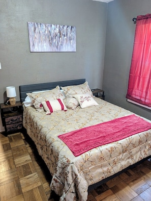 2 bedrooms, iron/ironing board, WiFi, bed sheets - Cozy two-bedroom house with central heat and air. Close to downtown Ark City. (Arkansas City)