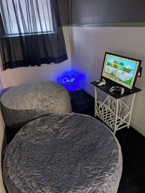 2 bedrooms, iron/ironing board, WiFi, bed sheets - Cozy two-bedroom house with central heat and air. Close to downtown Ark City. (Arkansas City)