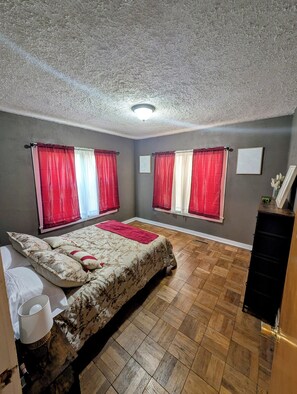 2 habitaciones, tabla de planchar con plancha, wifi y ropa de cama