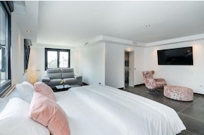 6 bedrooms, iron/ironing board, free WiFi, bed sheets