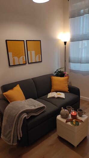 Een smart-tv en boeken