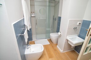 Bruser, hårtørrer, bidet, håndklæder