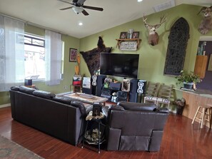 TV - Beautiful 4-bedroom house with fitness room in Buena Vista on 1/2 ACRE (Buena Vista)