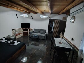Planxa i posts de planxar, wifi i roba de llit
