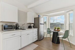 Réfrigérateur, micro-ondes, cafetière/bouilloire, grille-pain