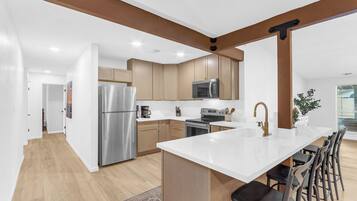 Jääkaappi, mikroaaltouuni, uuni, liesi