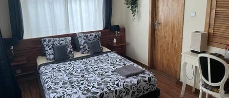 雙人房 | 房內夾萬、熨斗/熨衫板、免費 Wi-Fi