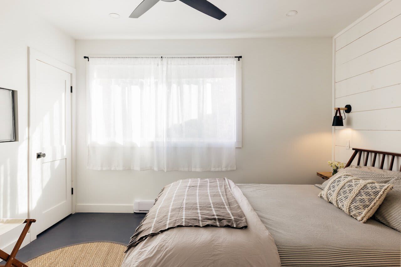 2 bedrooms, desk, iron/ironing board, WiFi