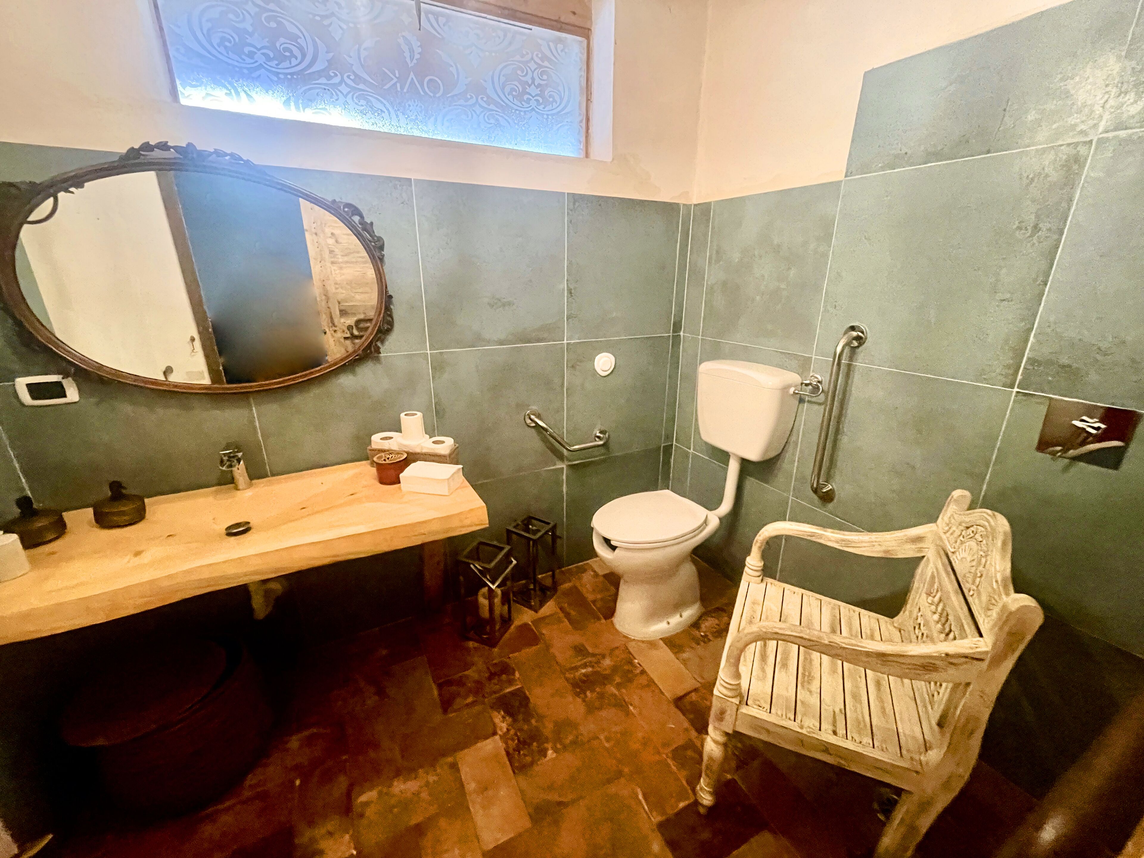 Douche, sèche-cheveux, serviettes fournies, savon