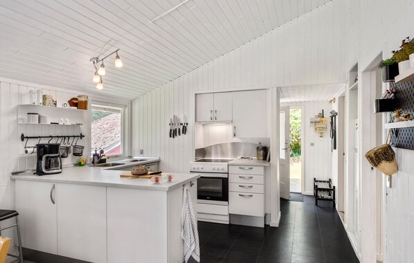 Réfrigérateur, plaque de cuisson, lave-vaisselle, cafetière/bouilloire