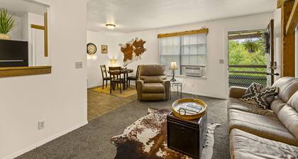 Charming 2-bedroom apartment in peaceful Osawatomie Mid Term Stays