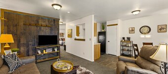 Charming 2-bedroom apartment in peaceful Osawatomie Mid Term Stays