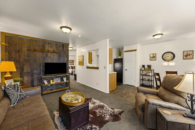 Charming 2-bedroom apartment in peaceful Osawatomie Mid Term Stays