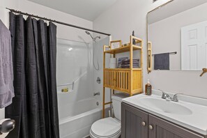 Sèche-cheveux, serviettes fournies, savon, papier toilette