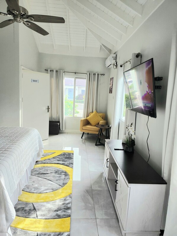 3 chambres, bureau, fer et planche à repasser, accès au Wi-Fi (inclus)