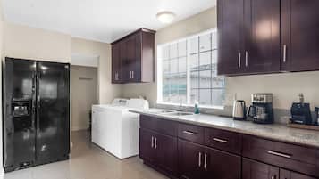 Microondas, horno, placa de cocina
