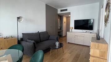 Een smart-tv en een tafeltennistafel