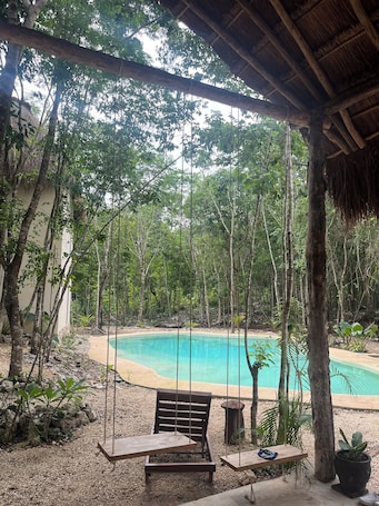 Piscine. Cabins in the middle of the Mayan jungle in Tulum with cenote type pool